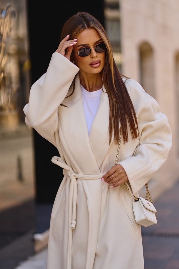 Молочное кашемировое пальто с разрезами