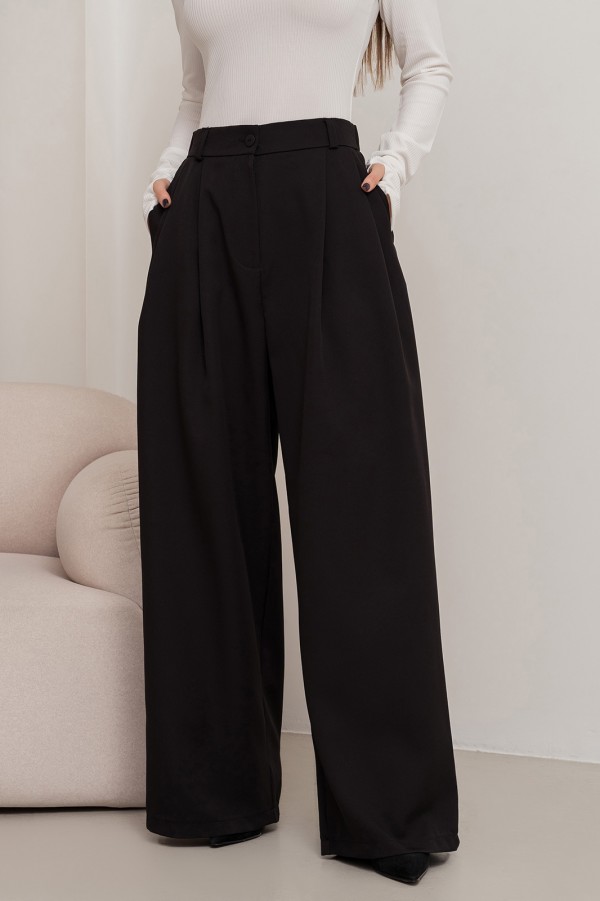 Черные широкие брюки палаццо с защипами