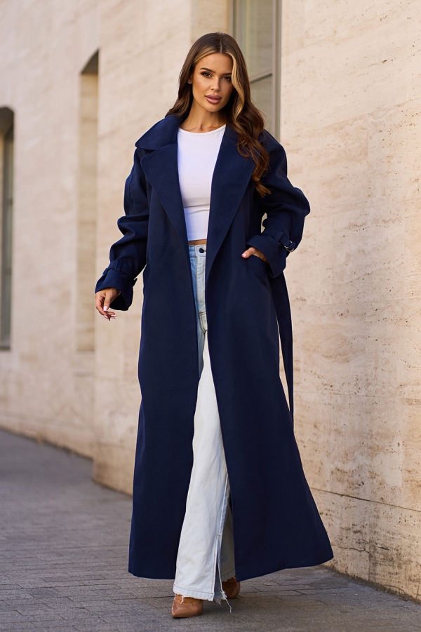Темно-синее удлиненное пальто с боковыми разрезами