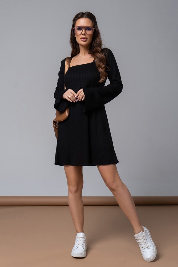 Черное короткое платье с расклешенными рукавами
