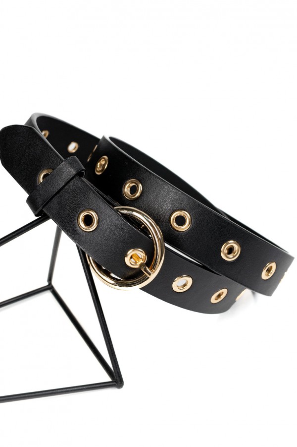 Черный ремень с люверсами и круглой пряжкой