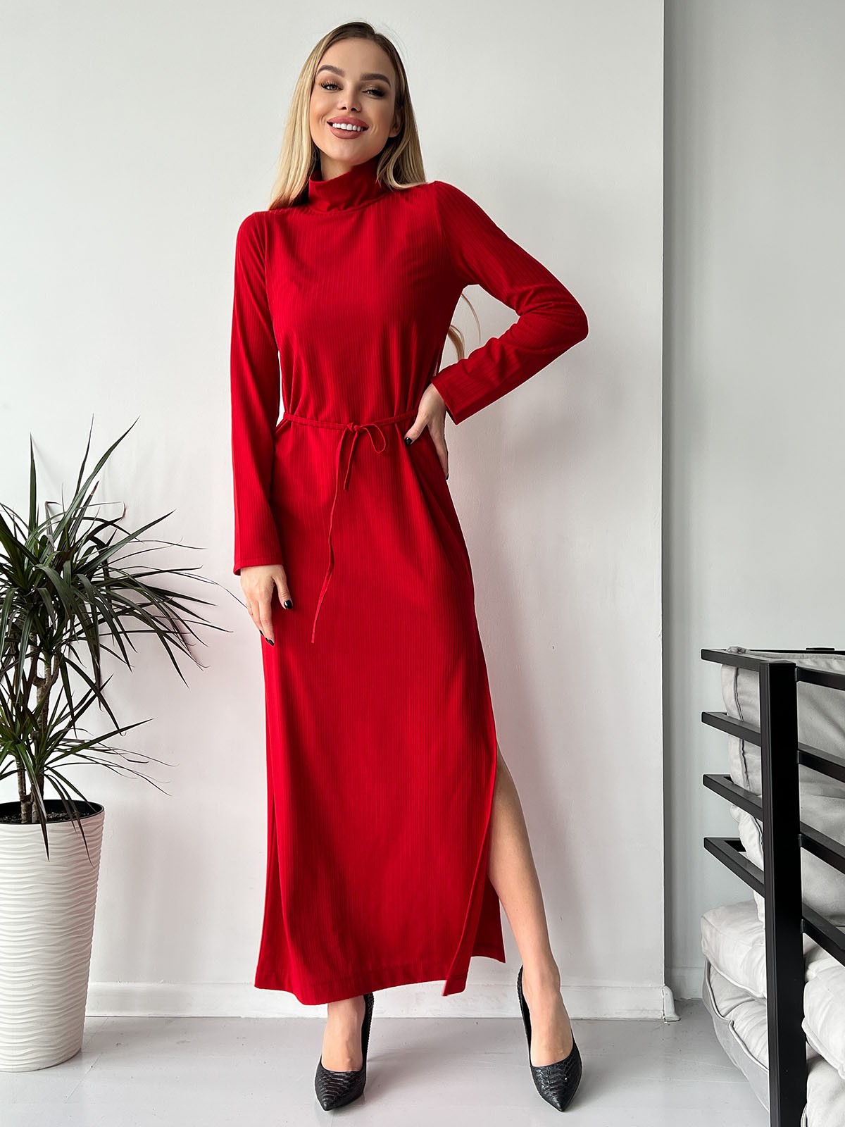Червона довга сукня з бічними вирізами: 536 грн. фото 1